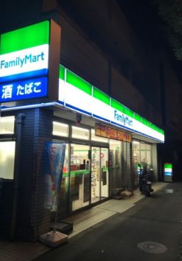 コンビニ　ファミリーマート 杉並下高井戸四丁目店（コンビニ）まで84m