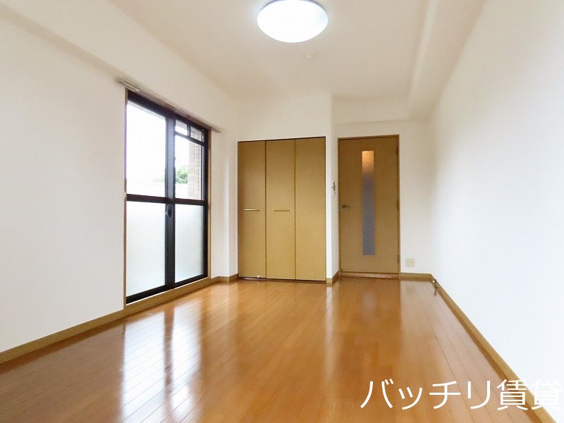 居室・リビング　＊画像は別部屋（角部屋）の為イメージ、現状を優先いたします
