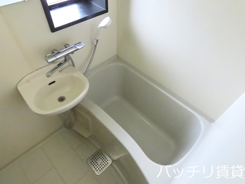 バス・シャワールーム　＊画像は別部屋（角部屋）の為イメージ、現状を優先いたします