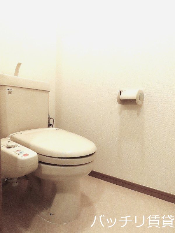 トイレ　＊画像は別部屋（角部屋）の為イメージ、現状を優先いたします