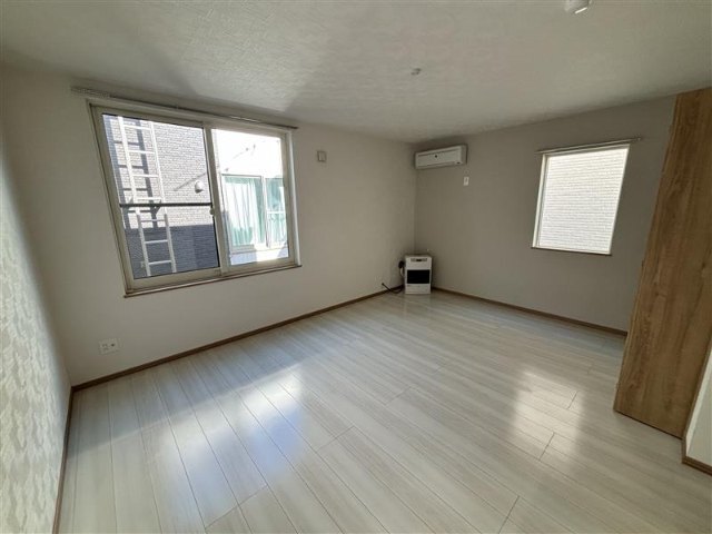 ＪＲ千歳線 北広島駅 徒歩14分 2階建 築9年の居間写真