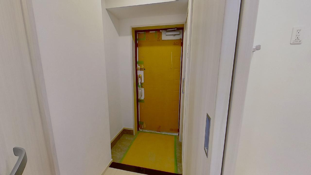 玄関　写真は反転タイプのものです。