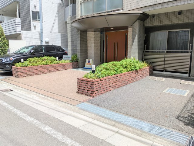エントランス　落ち着いたエントランスです