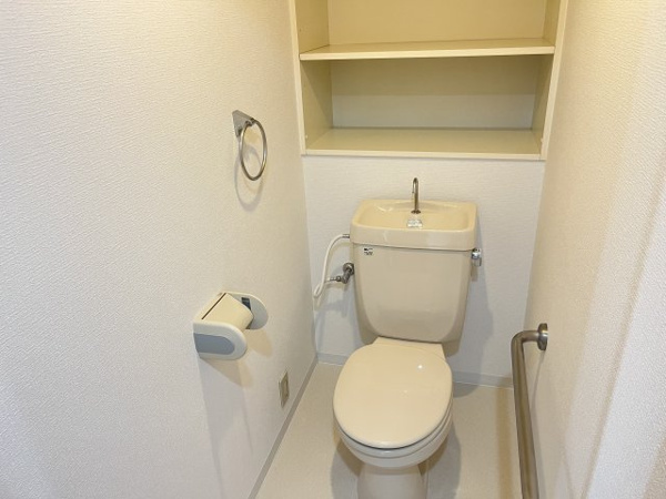 トイレ　落ち着いた色調のトイレです