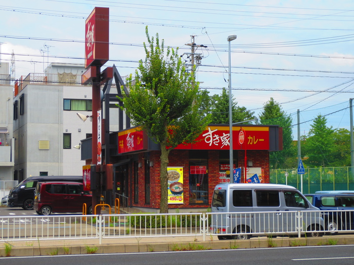 飲食店　すき家（飲食店）まで162m