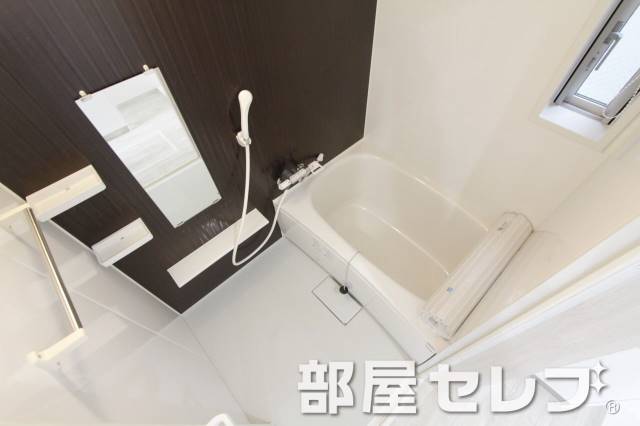 バス・シャワールーム　お風呂に小窓あります。