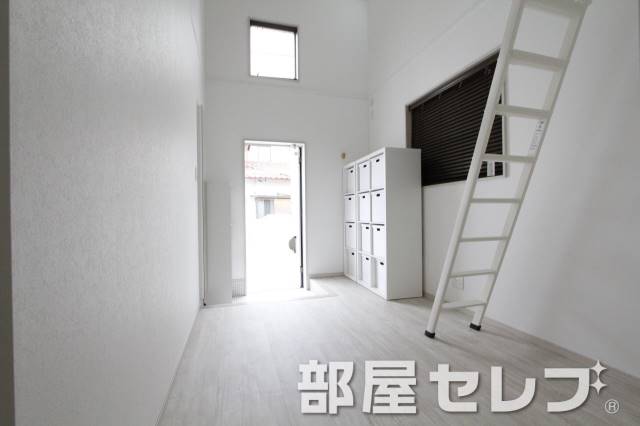 居室・リビング　天井が高くおしゃれな空間。