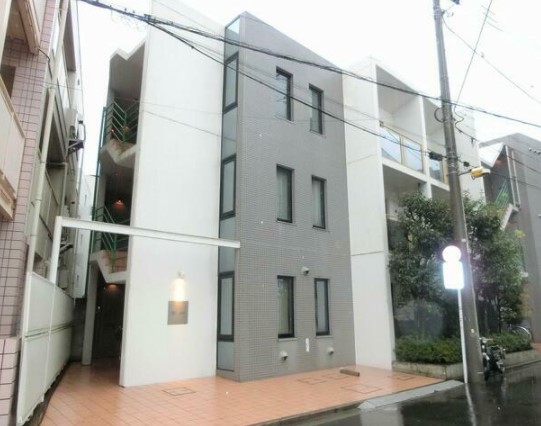 建物外観　鉄筋コンクリート造のがっちりとした建物。