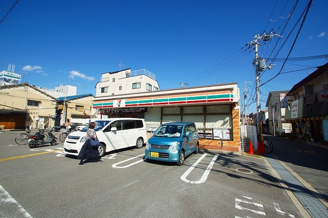 コンビニ　セブンイレブン摂津香露園店（コンビニ）まで187m
