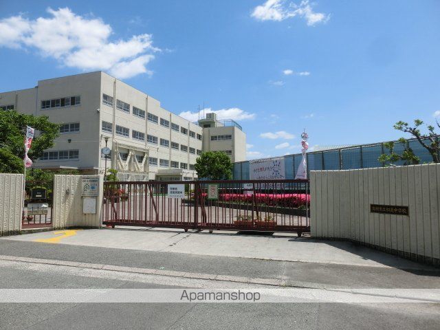 中学校　高槻市立如是中学校（中学校）まで760m