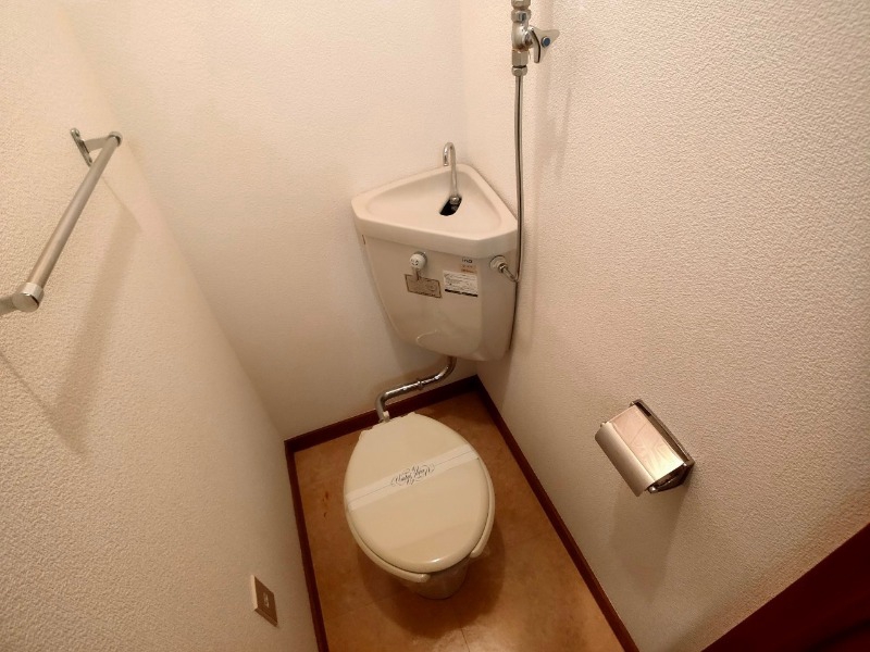トイレ　こちらはトイレです。清潔感があり、安心して使用できます。