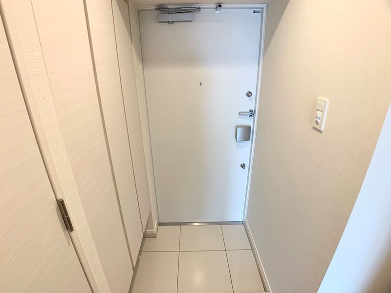 玄関　写真は同タイプ住居です。
