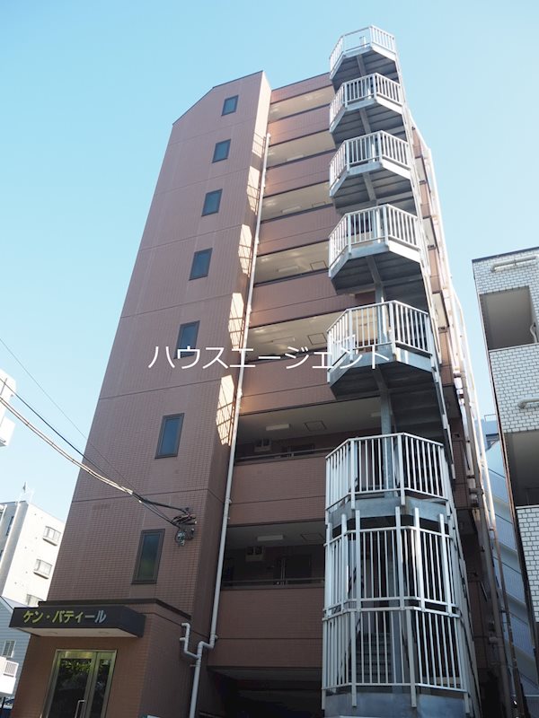 建物外観　駅から徒歩4分！