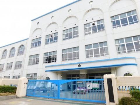 小学校　神戸市立本山第二小学校（小学校）まで451m