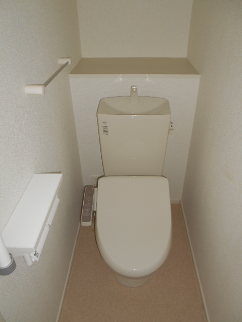 トイレ　温水洗浄便座完備・小物収納棚あり