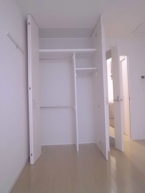 収納　天井まで高さのある収納