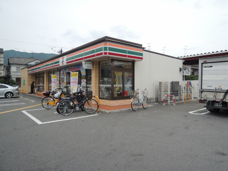 コンビニ　セブンイレブン（コンビニ）まで548m