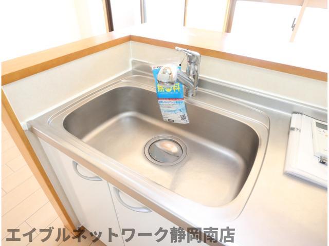 キッチン　コンパクトなキッチンで掃除もラクラク
