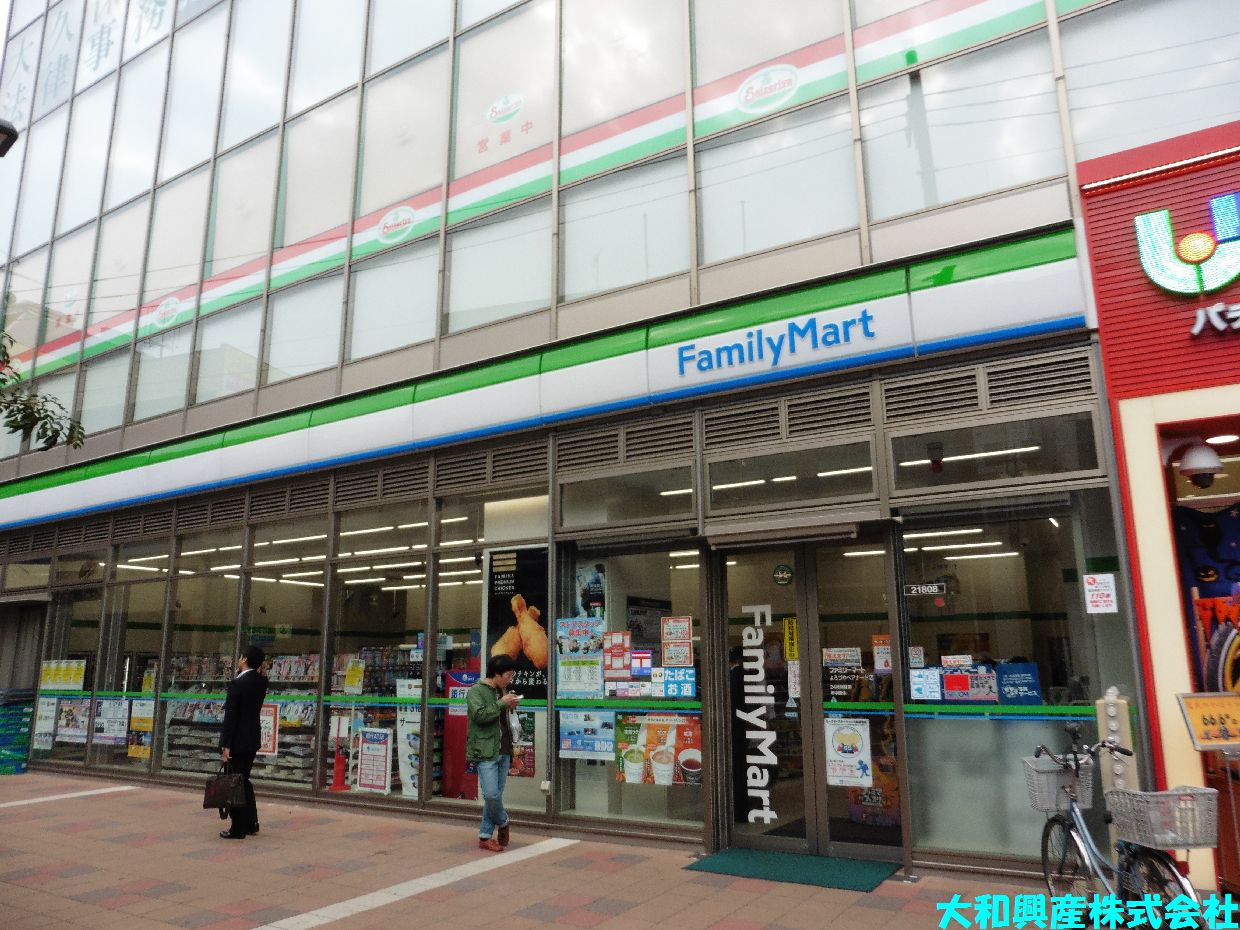 コンビニ　ファミリーマート よろづやベアナード店（コンビニ）まで243m