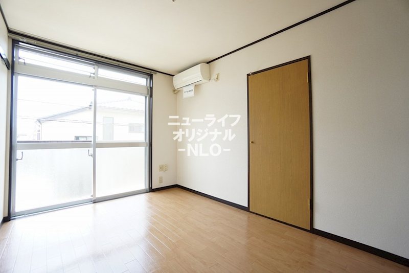 居室・リビング　天井まで届く大きな窓から明るい陽光が差し込みます☆