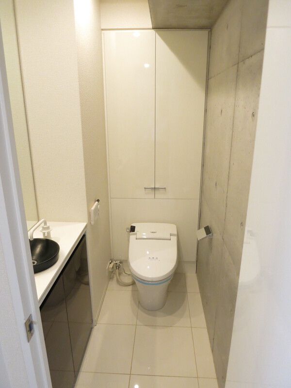 都営三田線 御成門駅 徒歩2分 15階建 築20年のトイレ写真