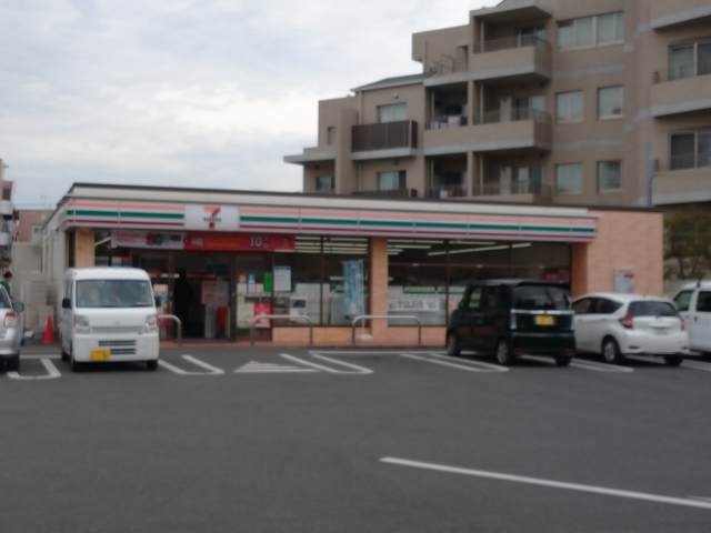 コンビニ　セブンイレブン狛江駅南店（コンビニ）まで712m