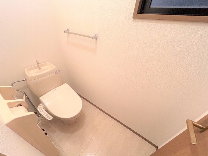多摩都市モノレール 泉体育館駅 徒歩4分 2階建 築32年のトイレ写真