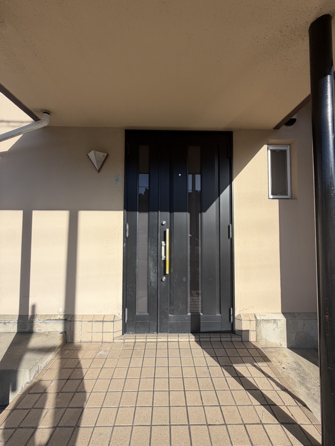 名谷町離れ付き戸建の玄関写真