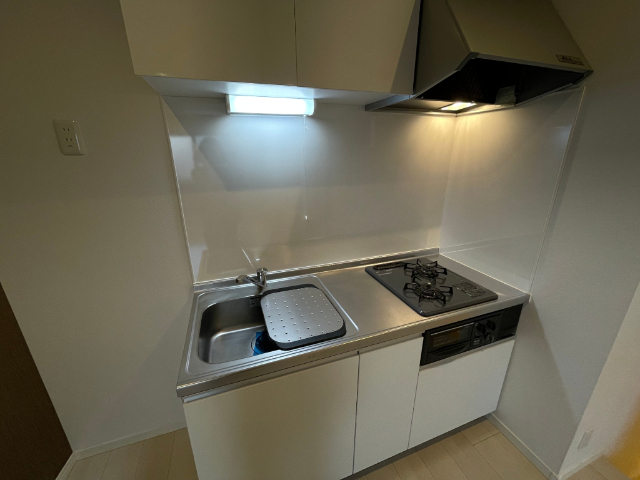 キッチン　※写真は１０２号室のものです。間取りが異なります。