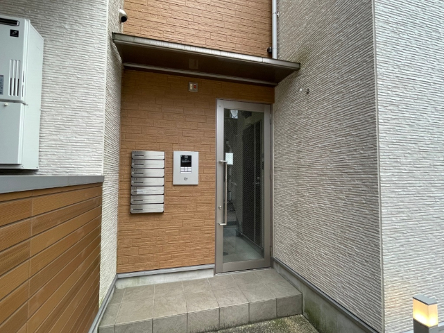 エントランス　※写真は１０２号室のものです。間取りが異なります。
