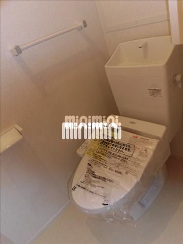 トイレ　温水洗浄便座完備です。