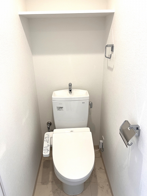 都営大江戸線 西新宿五丁目駅 徒歩5分 4階建 築3年のトイレ写真