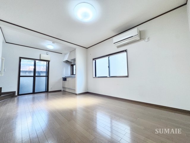 岩淵町戸建の居間写真