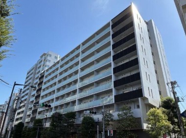 建物外観　鉄筋コンクリート造のがっちりとした建物。