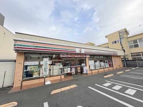 コンビニ　セブンイレブン（コンビニ）まで246m