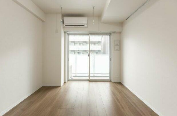 居室・リビング　大きな窓で明るいお部屋です。