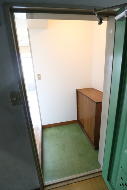 玄関　※写真は他号室です