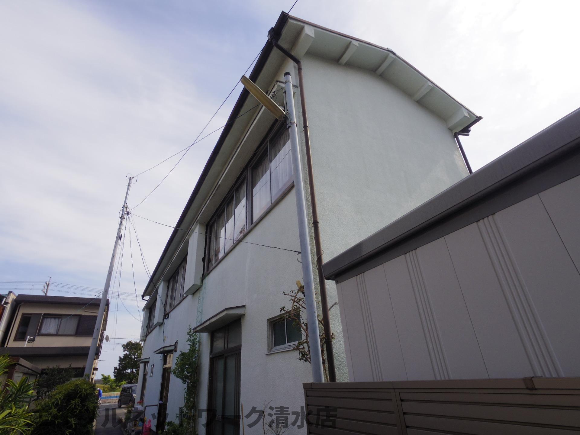 静岡市清水区興津本町のアパートの建物外観