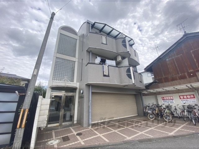 奈良市西笹鉾町のマンションの建物外観
