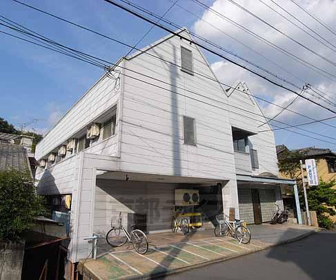 【京都市北区衣笠氷室町のマンションの建物外観】