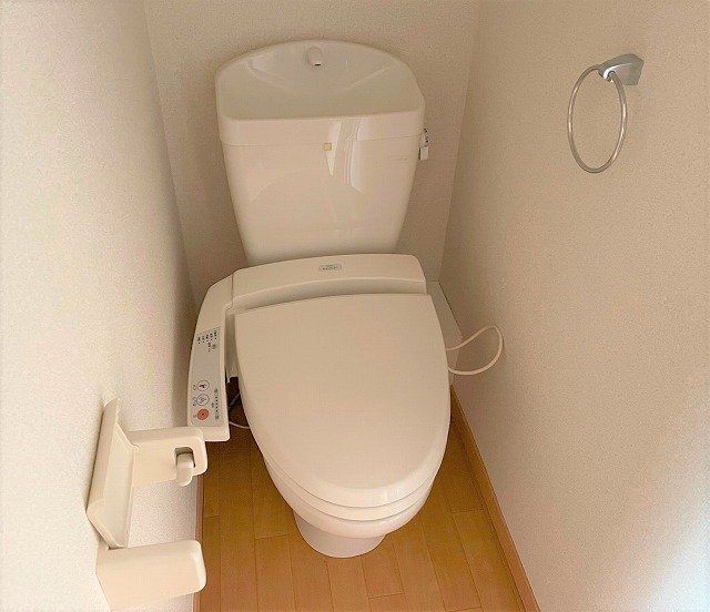 トイレ　上部収納・温水洗浄便座