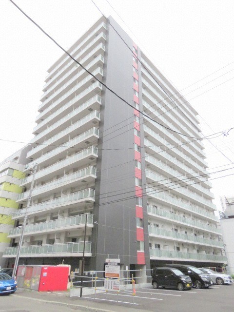 【札幌市中央区南五条西のマンションの建物外観】