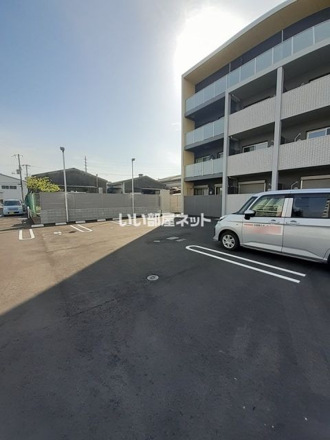 【姫路市岡田のマンションの駐車場】