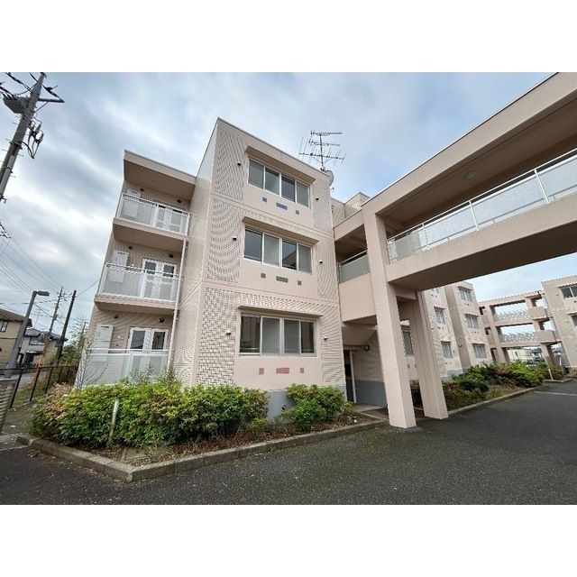 成田市本三里塚のマンションの建物外観