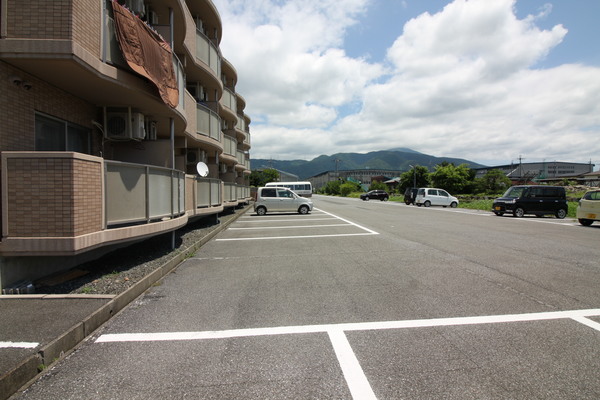 【長浜市三田町のマンションの駐車場】