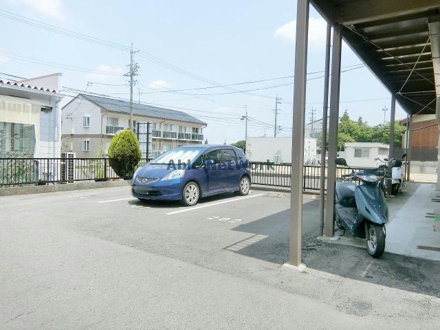 【西尾市丁田町のアパートの駐車場】