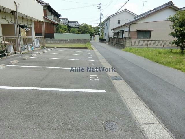 【西尾市丁田町のアパートの駐車場】