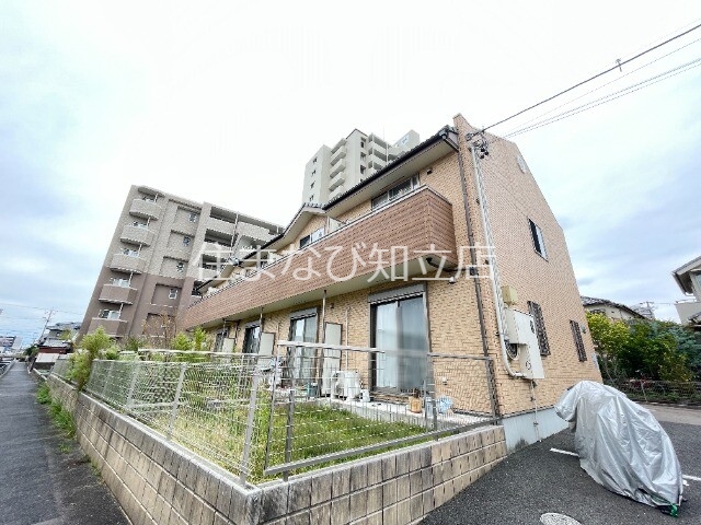 メイプルコートの建物外観