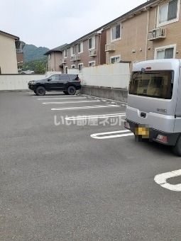 【カーサ・アイ八反田北の駐車場】