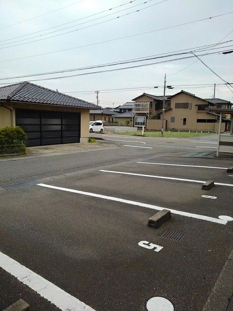 【白山市湊町のアパートの駐車場】